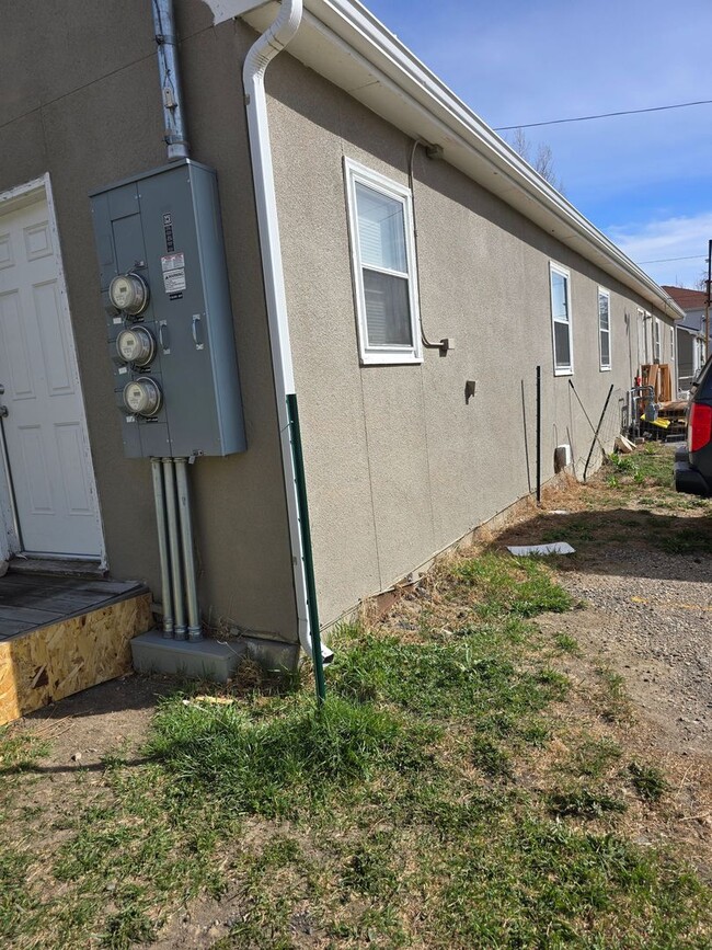 Building Photo - 2 Bedroom 1 Bath Unit in Triplex