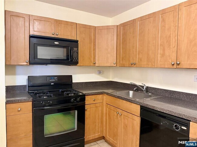 Building Photo - 39 E 39th St