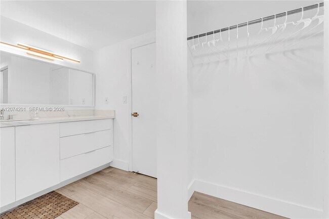 Building Photo - 300 Bayview Dr