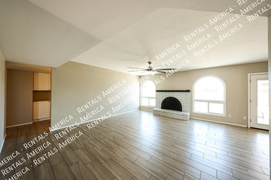 Building Photo - 10627 S 44th St
