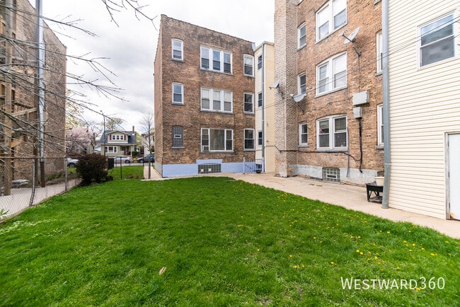 Building Photo - 3555 W Sunnyside Ave