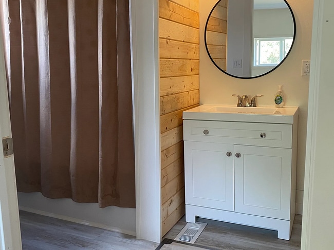 Building Photo - Charming 3-Bedroom Home in the Heart of Th...