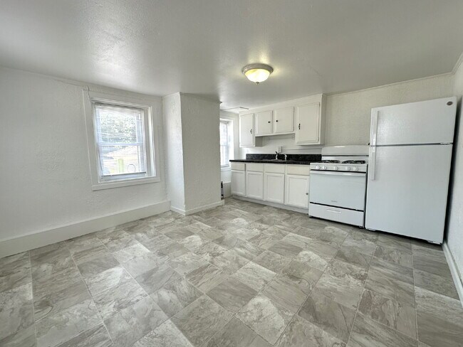 Building Photo - LEASE PENDING! Two Bedroom Apartment in Do...