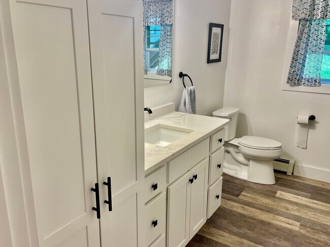 Building Photo - New 3 bed, 3 bath house with in law apt on...