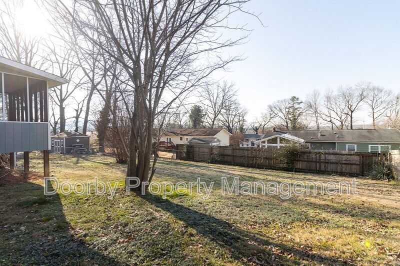 Building Photo - 910 Wesley Dr