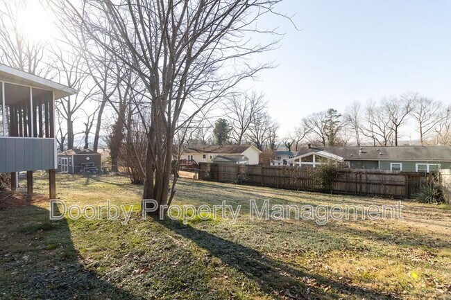 Building Photo - 910 Wesley Dr