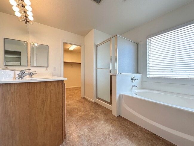 Building Photo - 560 Playa Linda Pl