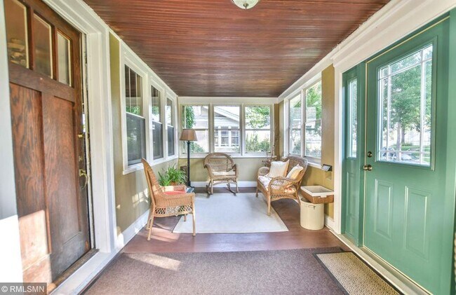 Building Photo - 253 Macalester St