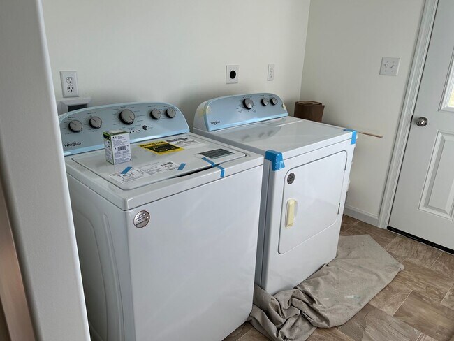 Building Photo - 3 Bedroom 3 Bath House Rental with Basemen...