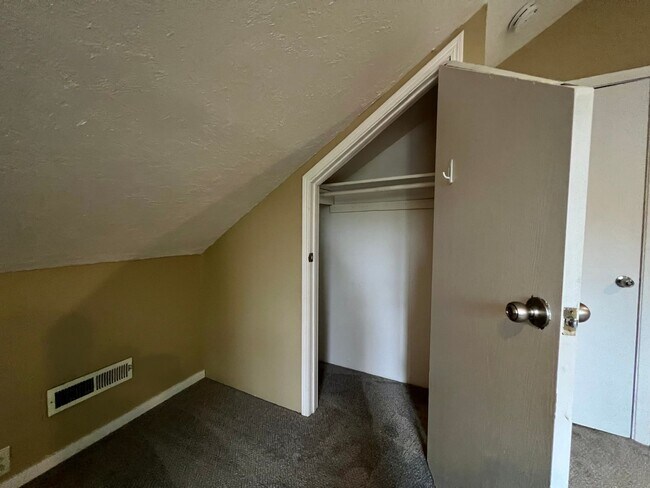 Building Photo - Outdoor Oasis: Charming 3 Bed 2 Bath House!