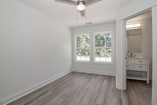 Building Photo - Lux Three Bedroom Townhouse in Sherrills Ford