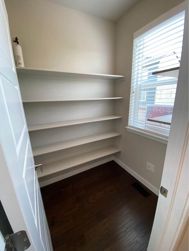 Building Photo - 612 E Hinsdale Ave