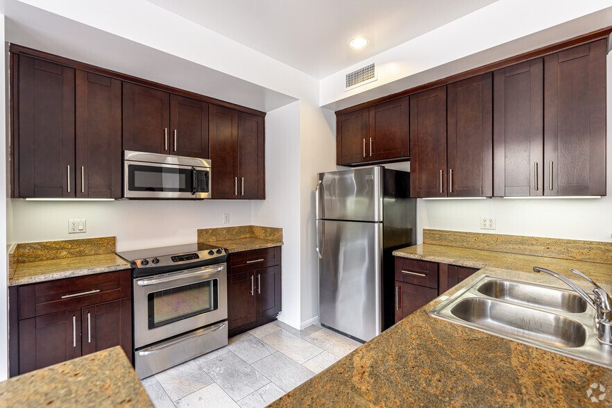 2BR, 2BA - 988SF - KITCHEN - Chester Williams Building