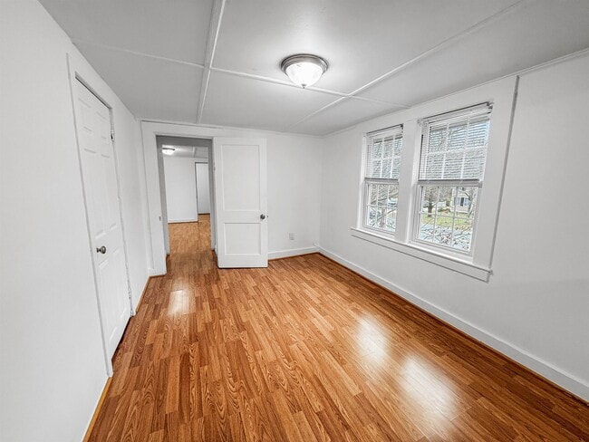 Building Photo - 230 King St