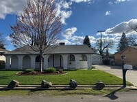 Building Photo - Single level home on large lot