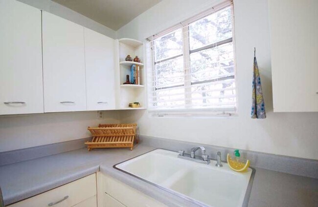 Building Photo - J01