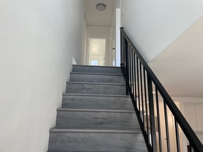 Building Photo - 323 S Broadway