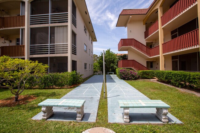 Building Photo - 651 Pine Dr
