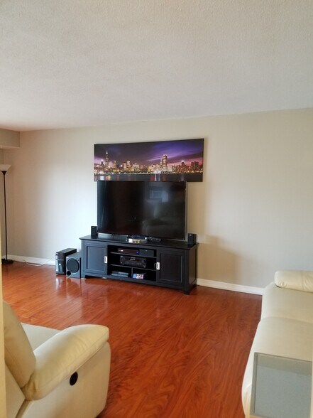 Building Photo - 111 S Baybrook Dr
