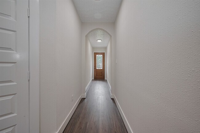 Building Photo - 2206 Hoskins Dr