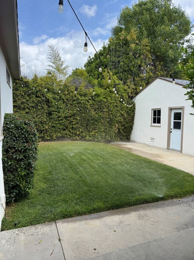 Building Photo - Single-story 3+3 in Woodland Hills w/appli...