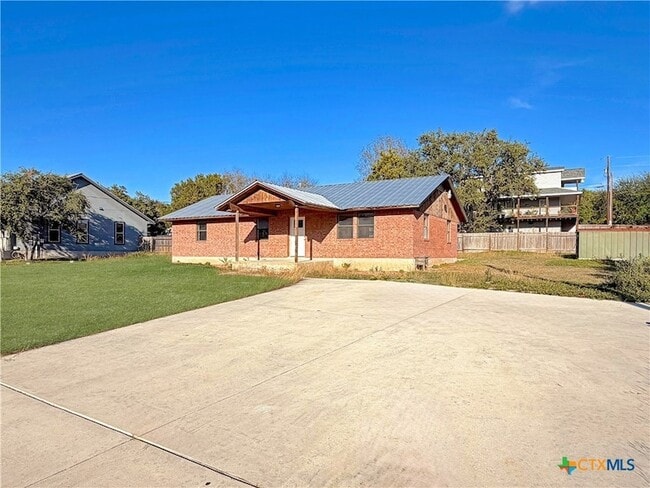 Building Photo - 1616 Lonesome