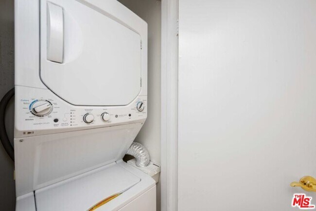 Building Photo - 10535 Wilshire Blvd