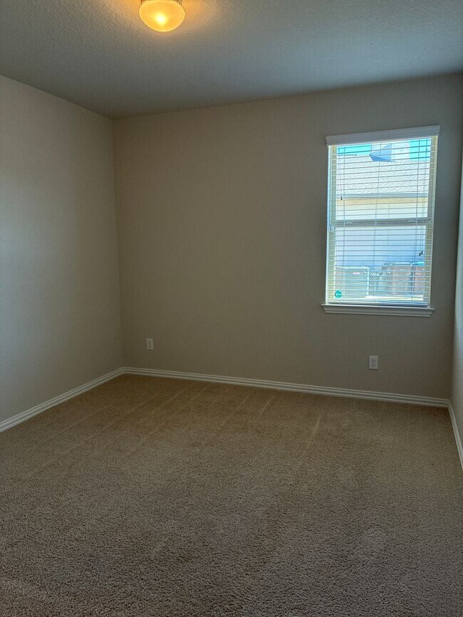 Building Photo - !! MOVE IN SPECIAL: Get 50% OFF!! 4BR/3BA House • In-Unit W/D • Attached Garage  • Backyard in Sa...