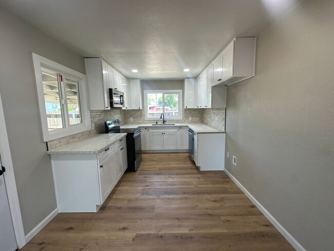 Building Photo - 1404 Grape Ave