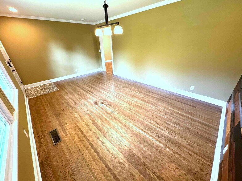 Dining/Main Front Room - 5011 Suter Dr