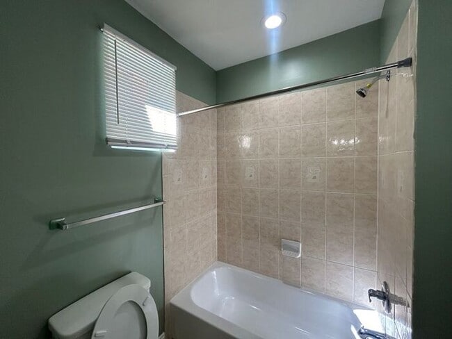 Building Photo - 2 Bedrooms PLUS DEN