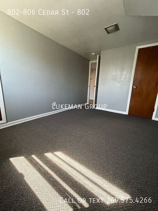 Building Photo - 802-806 Cedar St-802