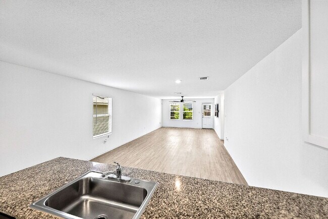 Building Photo - UP TO 1 MONTH FREE RENT!!! No Stairs, No Carpet, No Compromises.