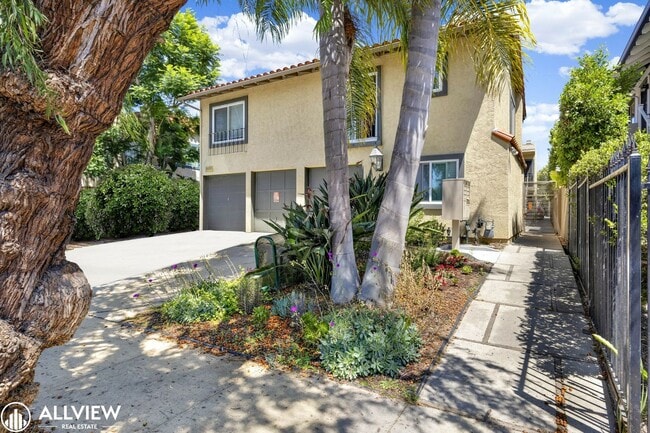 Building Photo - Golden Hill Gem: 2BR/1BA with Fireplace & ...