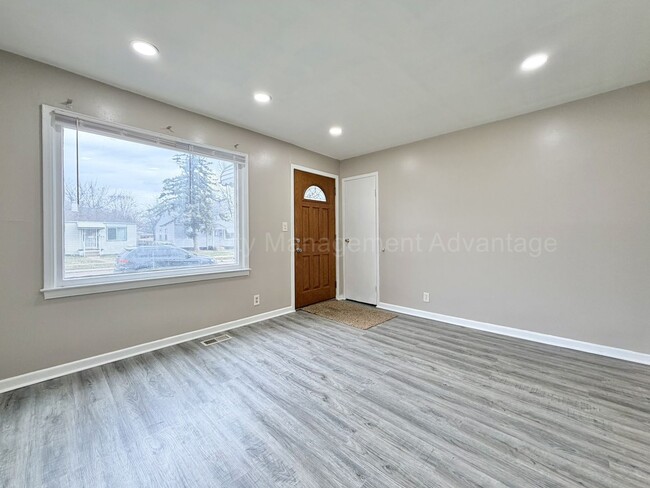 Building Photo - Newly Updated 2 Bed Ranch with Private Backyard