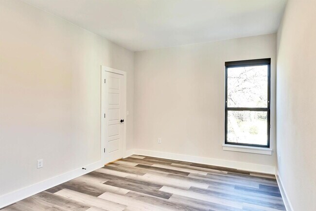 Building Photo - 1304 Minnie Dr