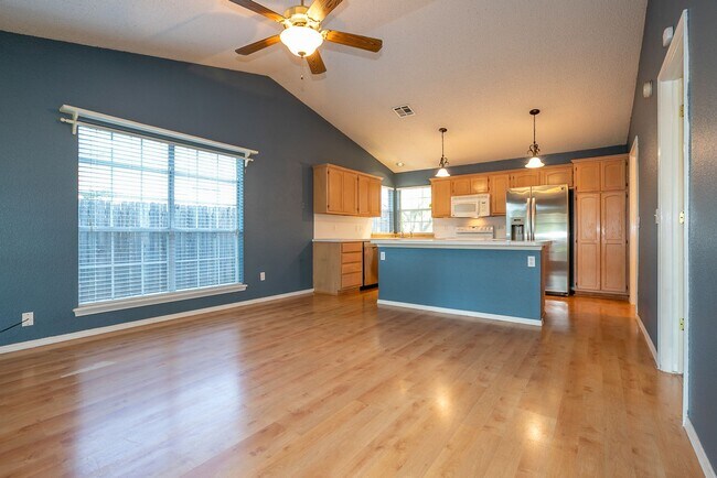 Building Photo - Charming 3 bedroom home with cozy fireplac...