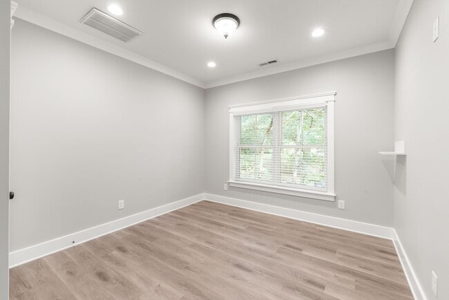 Building Photo - Beautiful Home with a Backyard Deck in Bid...