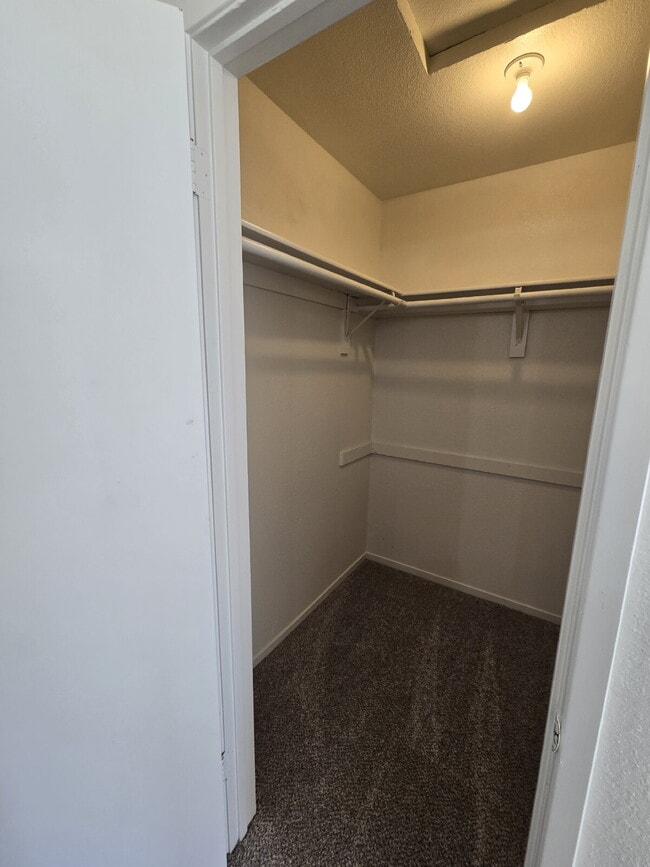 Building Photo - Walking distance to shopping and restauran...