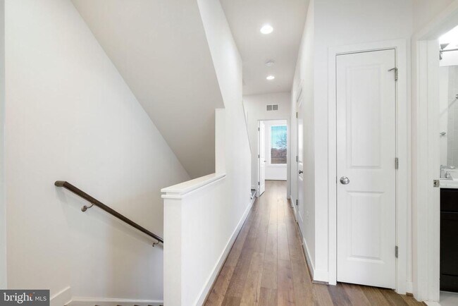 Building Photo - 16560 Crabbs Branch Way