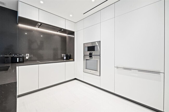 Building Photo - 300 Biscayne Blvd Way