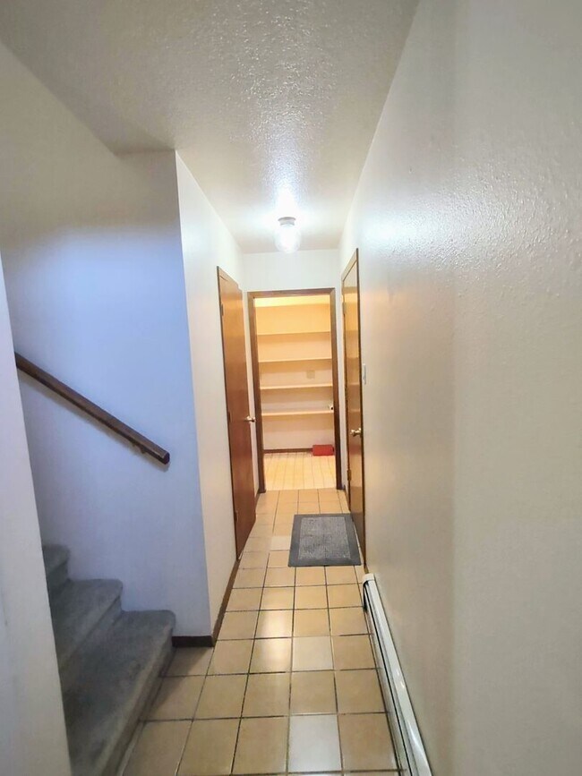 Building Photo - Spacious Downtown Townhome Available Now!