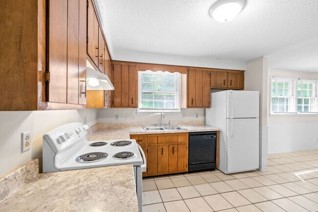 Building Photo - 3 Bedroom Home For Rent Near Downtown Clar...