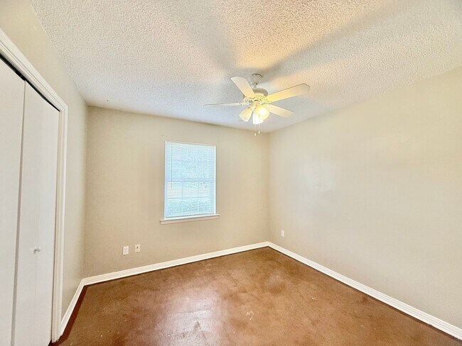 Building Photo - Charming 3-Bedroom - Pace