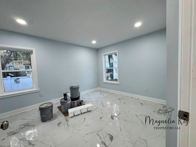 Building Photo - 403 73rd Ave N