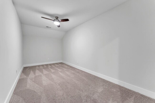 Building Photo - Elegant 3 Bed / 2.5 Bath Luxury Townhome + Bonus Room in Indigo Pointe with Main-Level Primary Su...