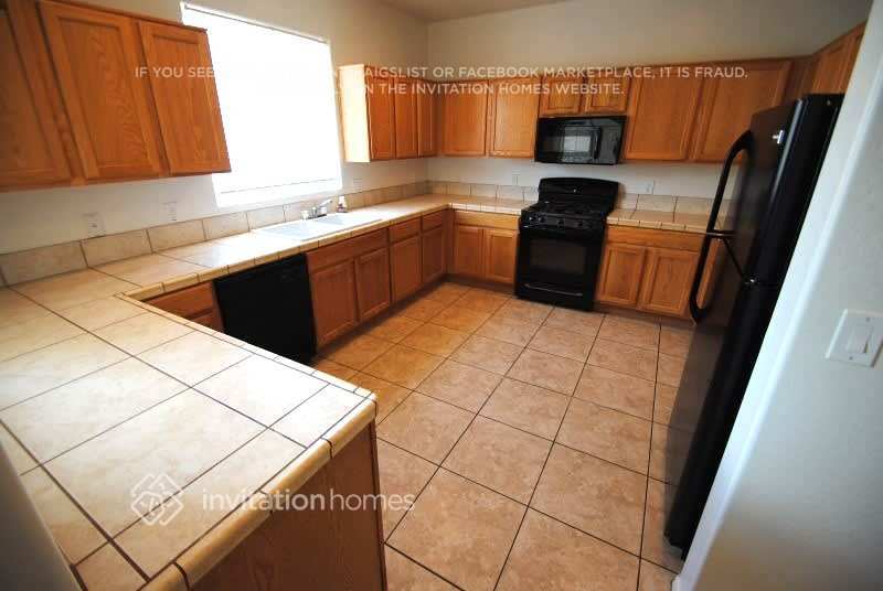 Building Photo - 1645 E Illini St