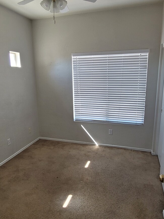 Building Photo - Great 3 bedroom 2.5 bath Two Story House f...