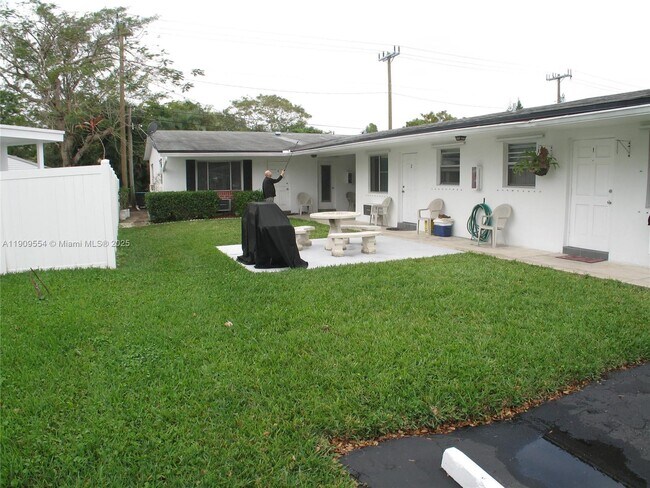 Building Photo - 1708 N 16th Ave