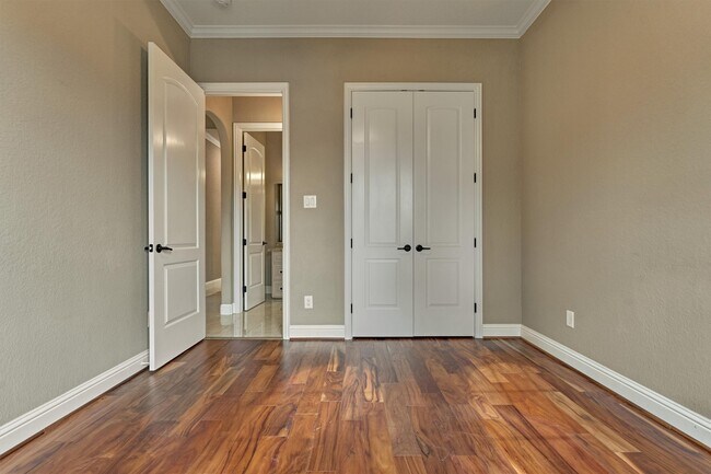 Building Photo - 106 Bella Luce